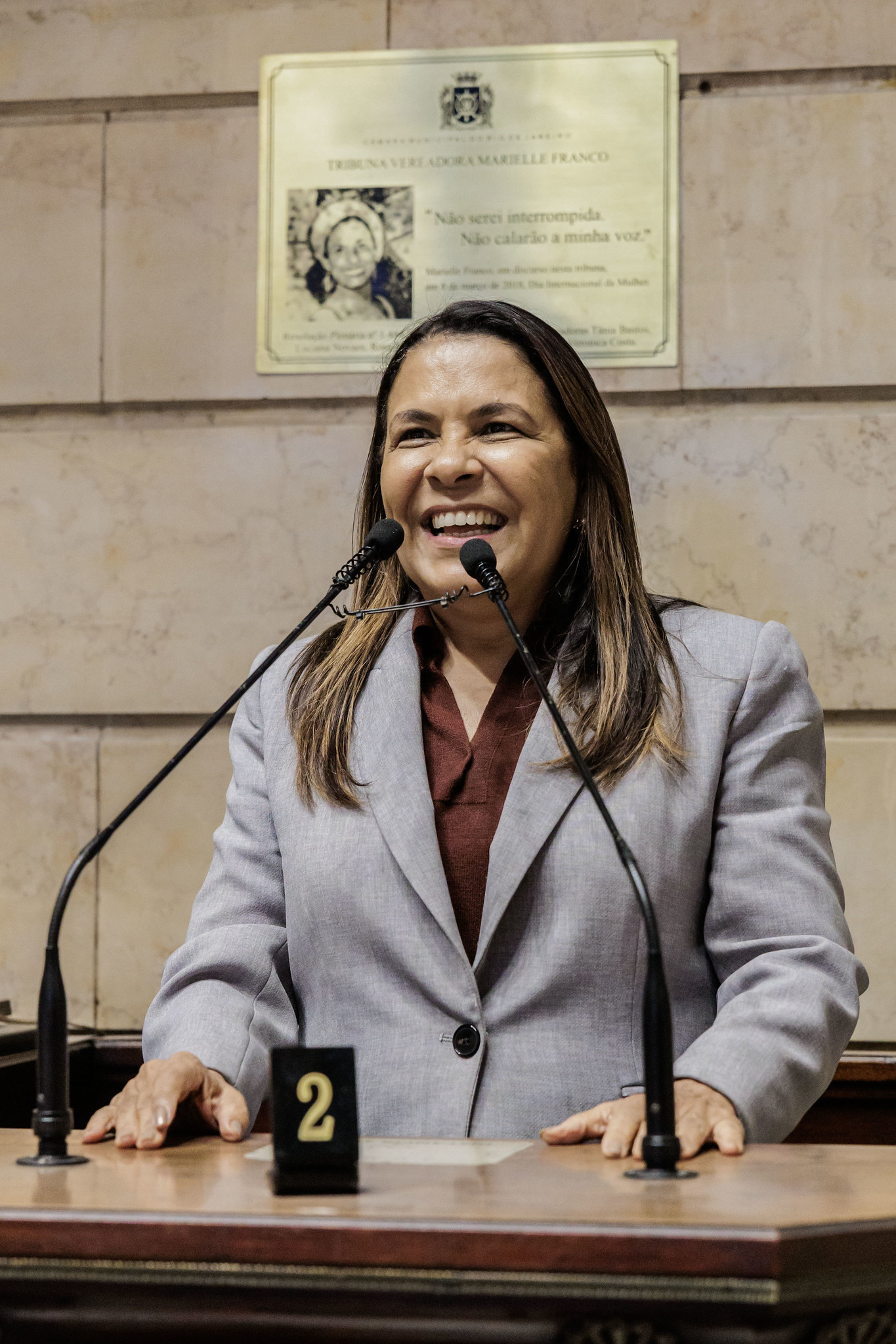 Vereadora Tânia Bastos falando no plenário