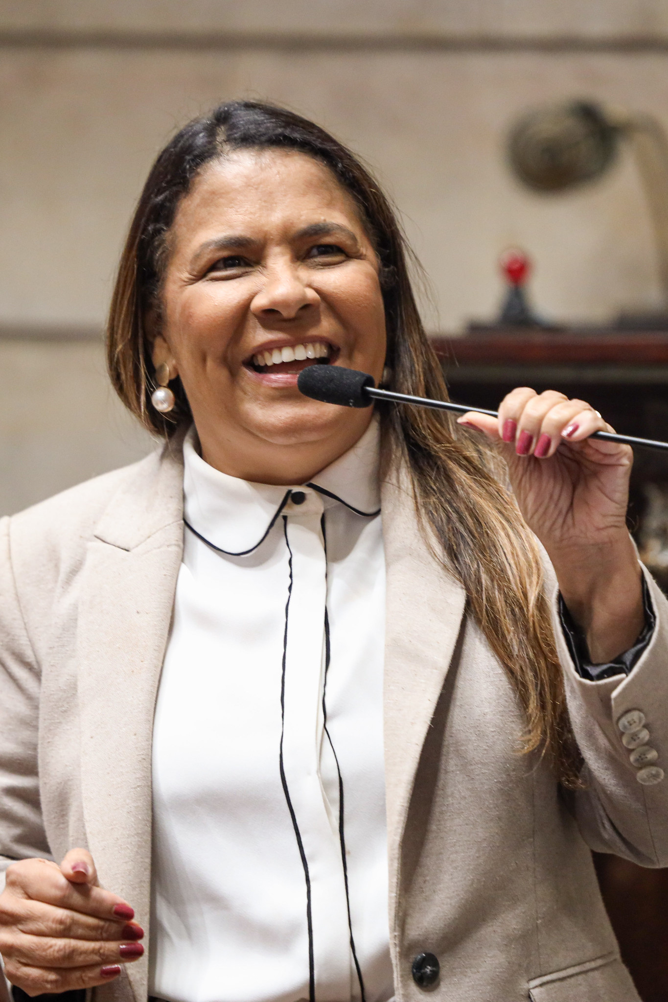 Vereadora Tânia Bastos sorrindo no plenário