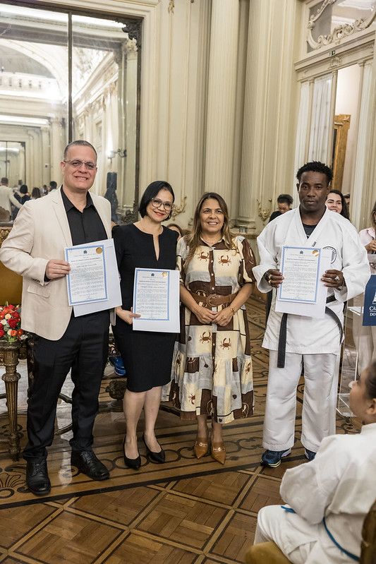 Entrega de moções para profissionais de Artes Marciais - 07/10/2025 (Por Câmara Municipal de Vereadores / Fotos: Cicero Rodrigues/CMRJ & Ascom Vereadora Tânia Bastos / Fotos: Sandro Diniz) - Foto 8