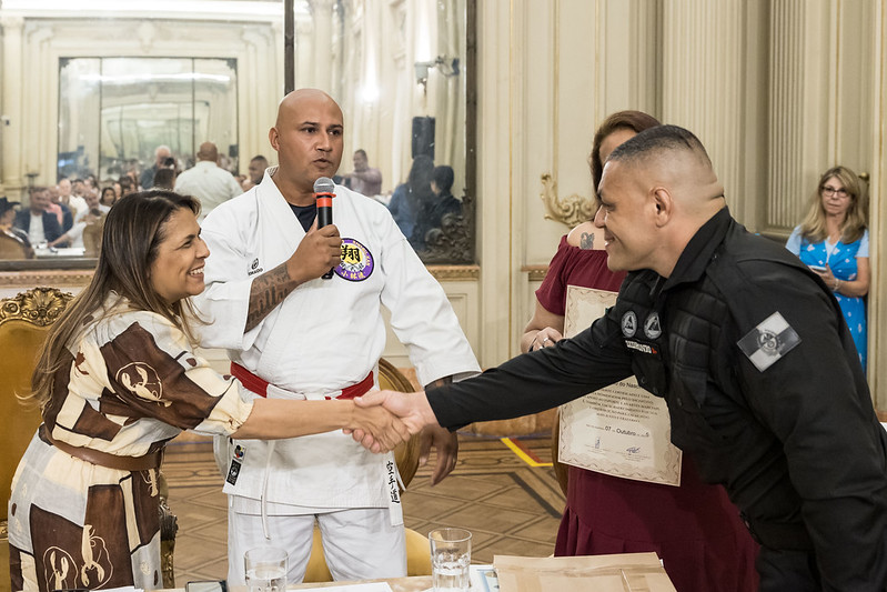 Entrega de moções para profissionais de Artes Marciais - 07/10/2025 (Por Câmara Municipal de Vereadores / Fotos: Cicero Rodrigues/CMRJ & Ascom Vereadora Tânia Bastos / Fotos: Sandro Diniz) - Foto 38