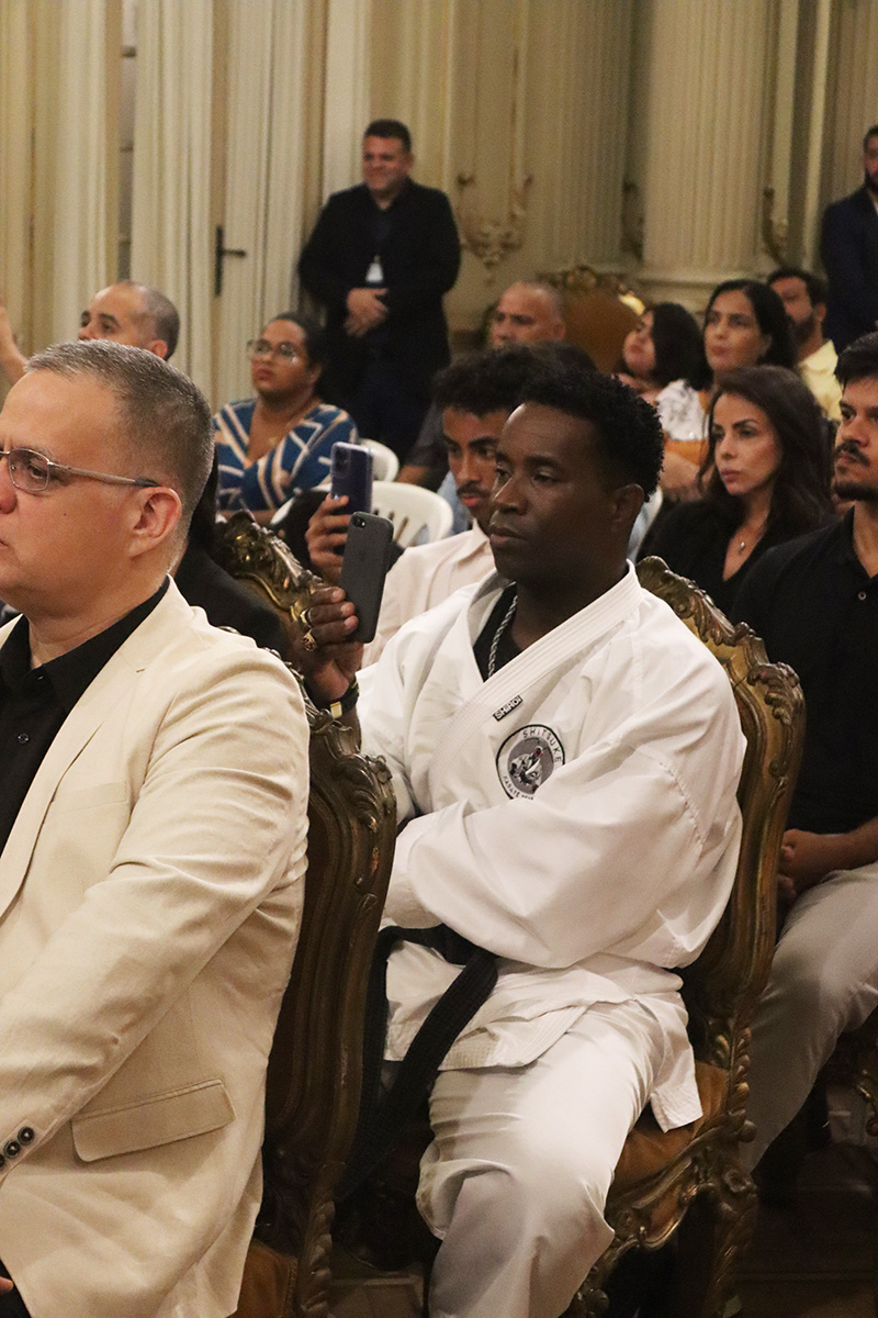 Entrega de moções para profissionais de Artes Marciais - 07/10/2025 (Por Câmara Municipal de Vereadores / Fotos: Cicero Rodrigues/CMRJ & Ascom Vereadora Tânia Bastos / Fotos: Sandro Diniz) - Foto 147