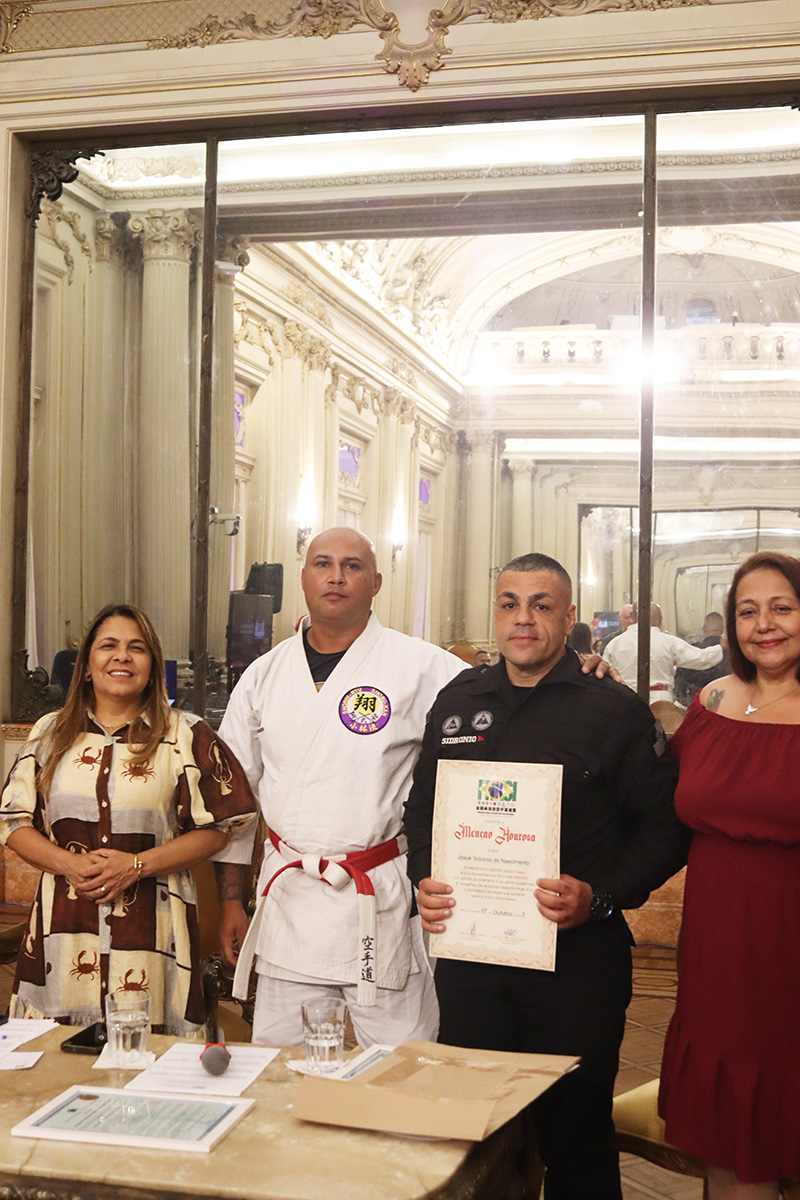 Entrega de moções para profissionais de Artes Marciais - 07/10/2025 (Por Câmara Municipal de Vereadores / Fotos: Cicero Rodrigues/CMRJ & Ascom Vereadora Tânia Bastos / Fotos: Sandro Diniz) - Foto 158