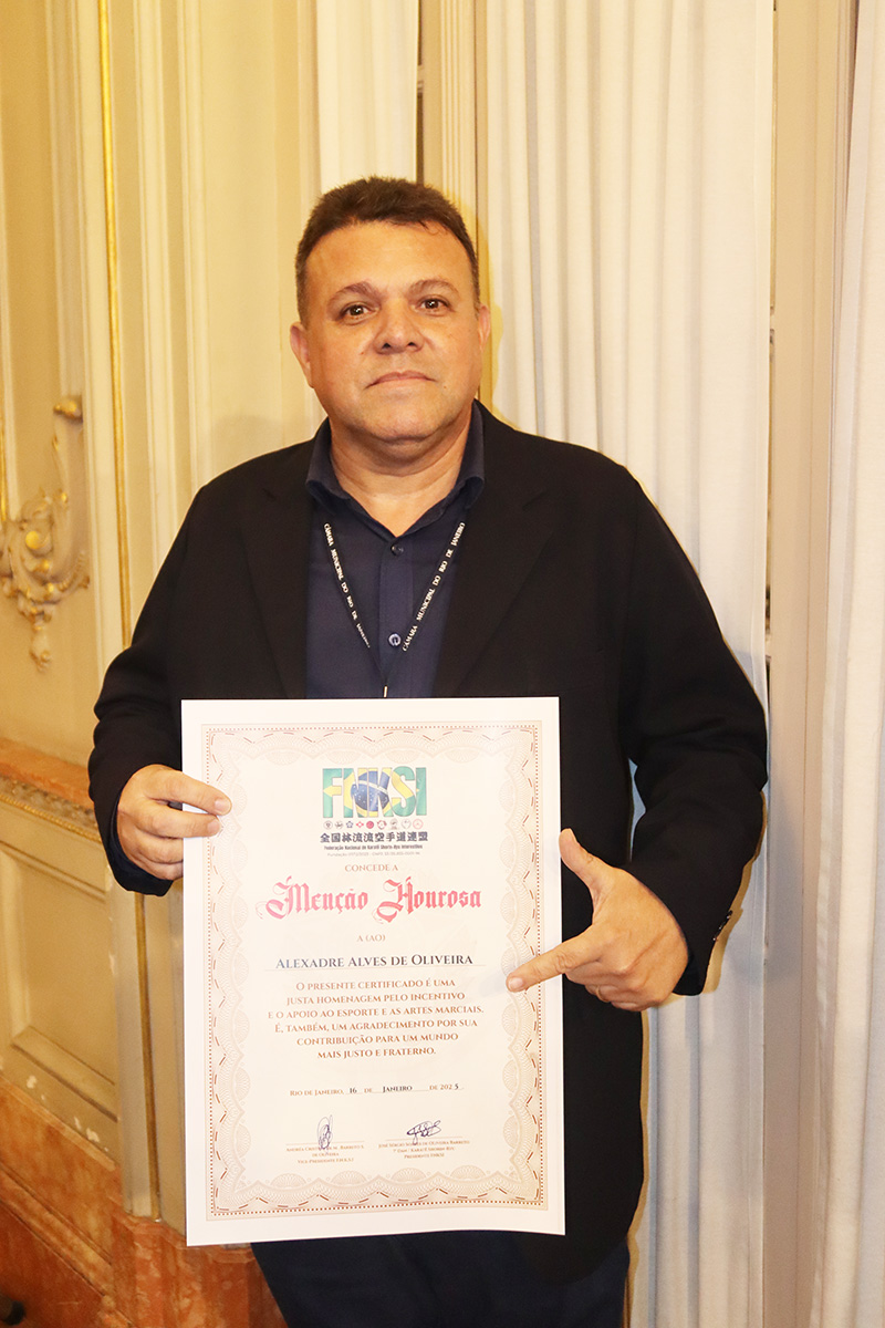 Entrega de moções para profissionais de Artes Marciais - 07/10/2025 (Por Câmara Municipal de Vereadores / Fotos: Cicero Rodrigues/CMRJ & Ascom Vereadora Tânia Bastos / Fotos: Sandro Diniz) - Foto 160