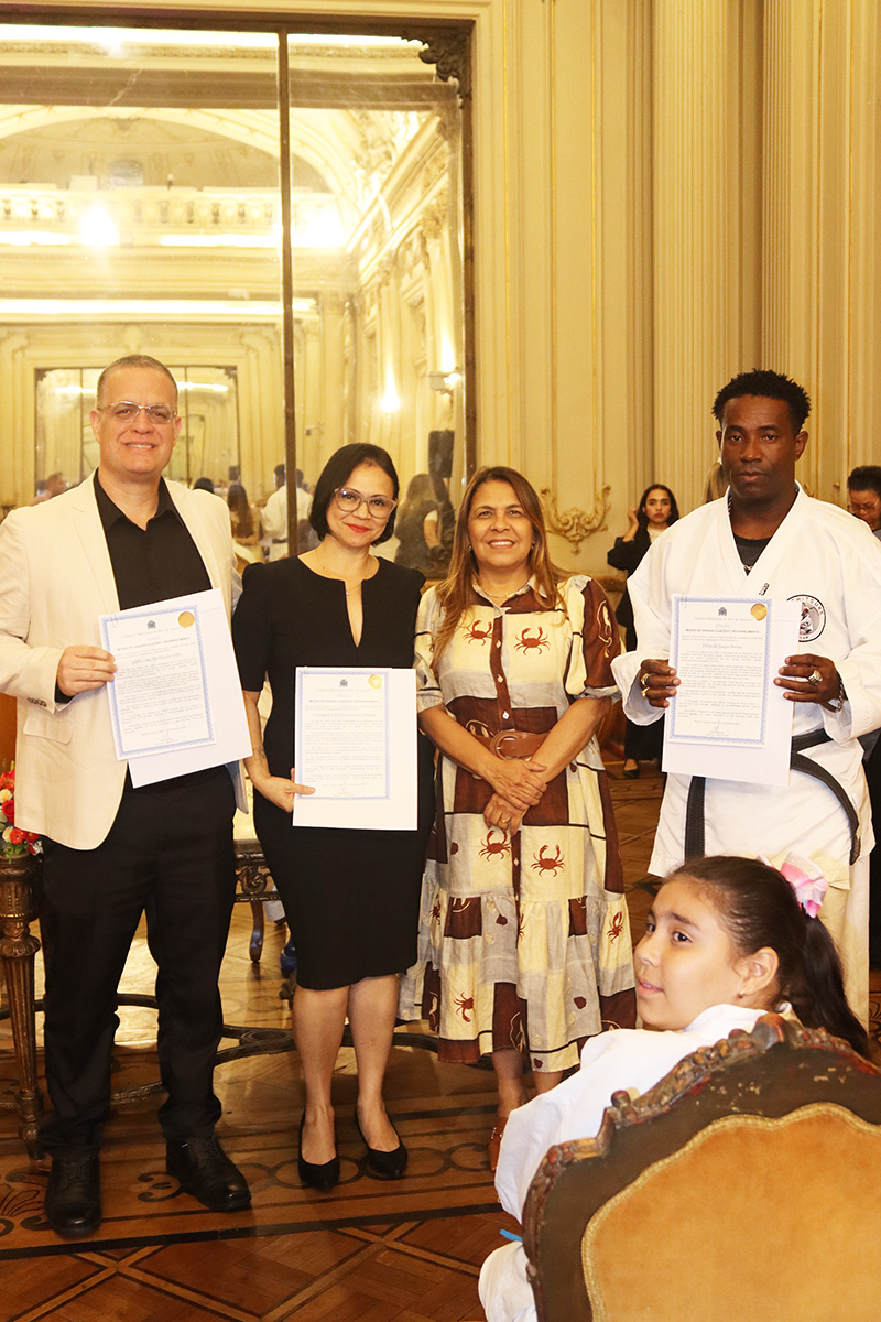 Entrega de moções para profissionais de Artes Marciais - 07/10/2025 (Por Câmara Municipal de Vereadores / Fotos: Cicero Rodrigues/CMRJ & Ascom Vereadora Tânia Bastos / Fotos: Sandro Diniz) - Foto 172