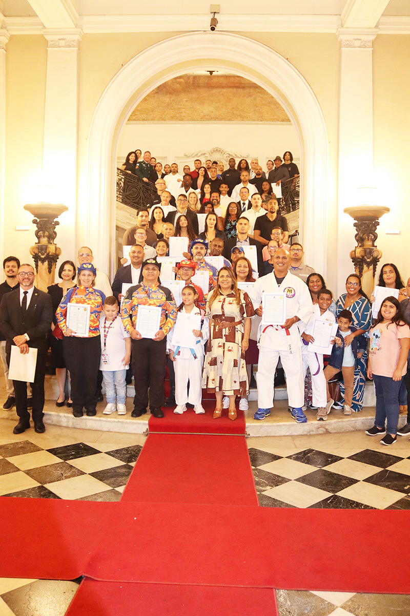 Entrega de moções para profissionais de Artes Marciais - 07/10/2025 (Por Câmara Municipal de Vereadores / Fotos: Cicero Rodrigues/CMRJ & Ascom Vereadora Tânia Bastos / Fotos: Sandro Diniz) - Foto 199