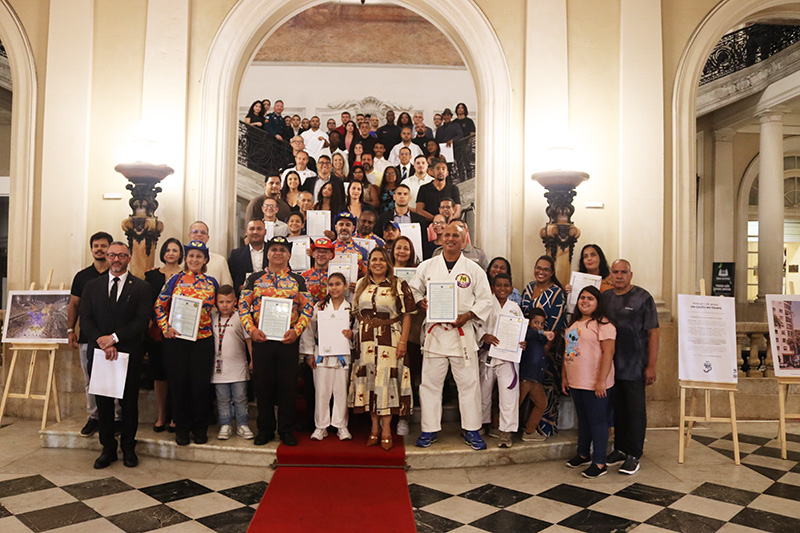Entrega de moções para profissionais de Artes Marciais - 07/10/2025 (Por Câmara Municipal de Vereadores / Fotos: Cicero Rodrigues/CMRJ & Ascom Vereadora Tânia Bastos / Fotos: Sandro Diniz) - Foto 201