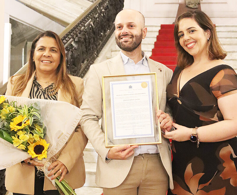 Câmara do Rio homenageia o médico Gustavo Gattino, referência em musicoterapia