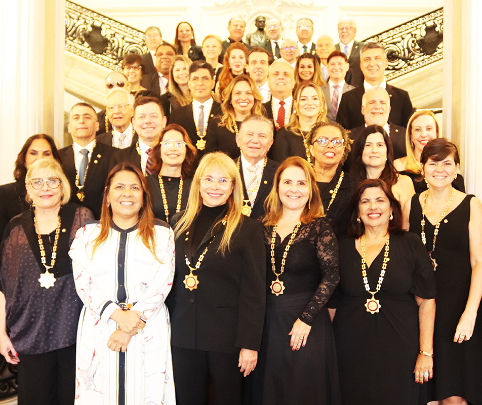 Novos membros tomam posse na Academia Brasileira de Odontologia na Câmara do Rio