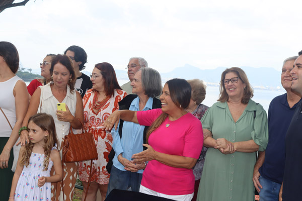 Vereadora presta homenagem a ator insulano - Foto 3