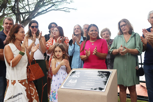 Vereadora presta homenagem a ator insulano