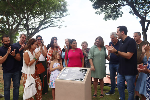 Vereadora presta homenagem a ator insulano - Foto 24