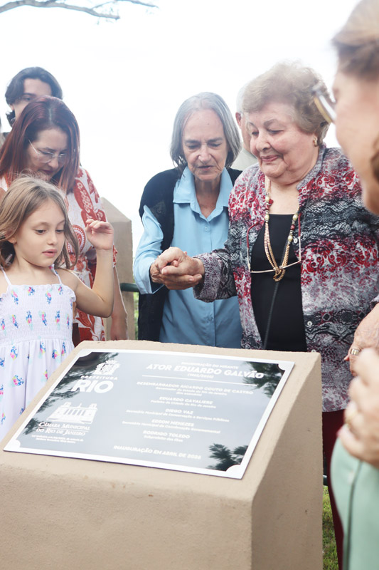Vereadora presta homenagem a ator insulano - Foto 25