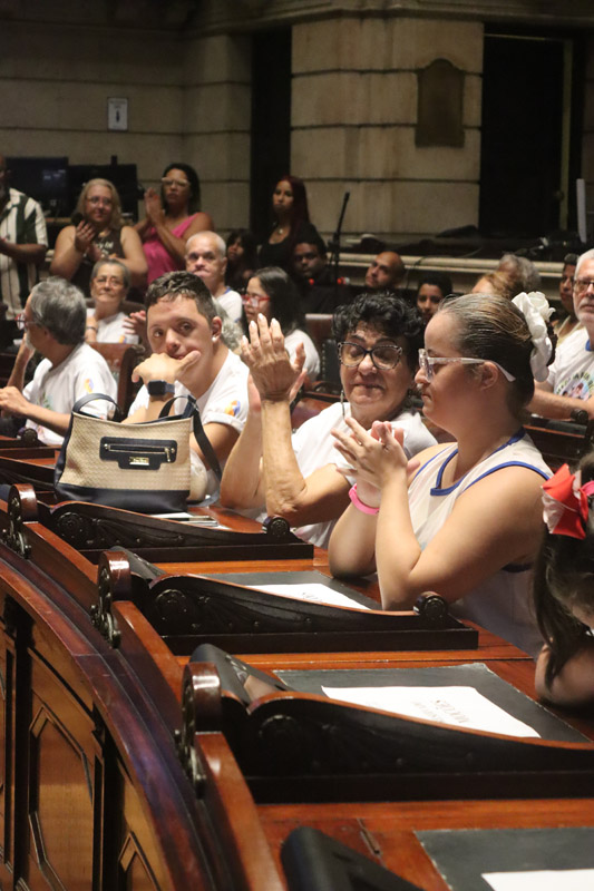Entrega de moções à personalidades que atuam na militância de pessoa com transtorno de espectro autista - Fotos: Cicero Rodrigues/CMRJ e Ascom Tânia Bastos - Foto 3