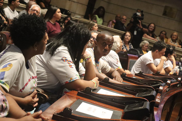 Entrega de moções à personalidades que atuam na militância de pessoa com transtorno de espectro autista - Fotos: Cicero Rodrigues/CMRJ e Ascom Tânia Bastos - Foto 8