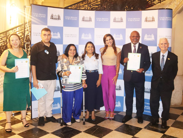 Entrega de moções à personalidades que atuam na militância de pessoa com transtorno de espectro autista - Fotos: Cicero Rodrigues/CMRJ e Ascom Tânia Bastos - Foto 1