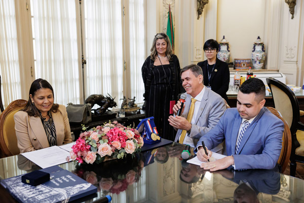 Entrega da Medalha Pedro Ernesto à Sra. Kárin Emmerich - Fotos: Cicero Rodrigues/CMRJ - Ascom Tânia Bastos - Foto 9