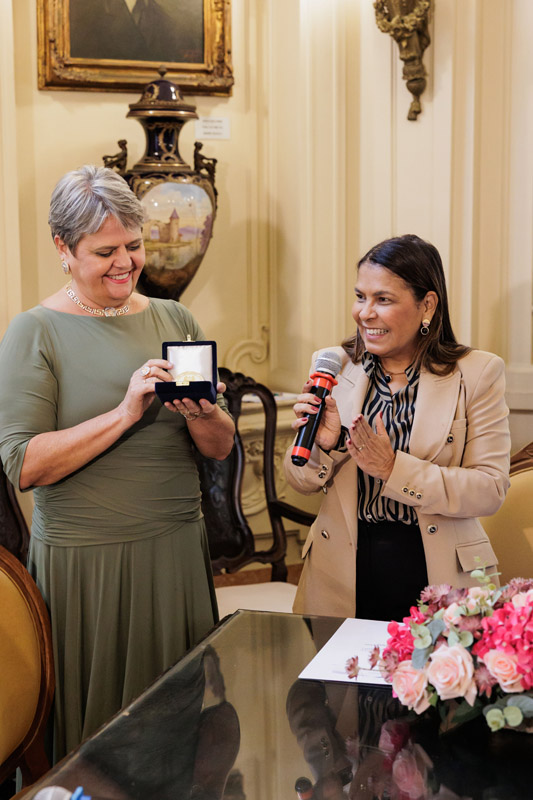 Entrega da Medalha Pedro Ernesto à Sra. Kárin Emmerich - Fotos: Cicero Rodrigues/CMRJ - Ascom Tânia Bastos - Foto 10