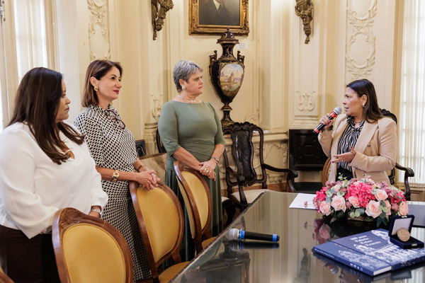 Entrega da Medalha Pedro Ernesto à Sra. Kárin Emmerich - Fotos: Cicero Rodrigues/CMRJ - Ascom Tânia Bastos - Foto 26