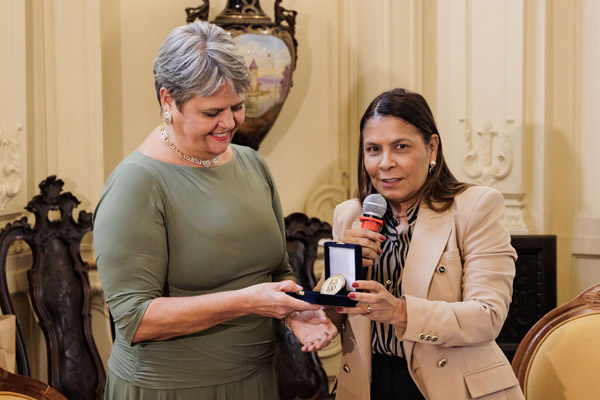 Entrega da Medalha Pedro Ernesto à Sra. Kárin Emmerich - Fotos: Cicero Rodrigues/CMRJ - Ascom Tânia Bastos - Foto 31