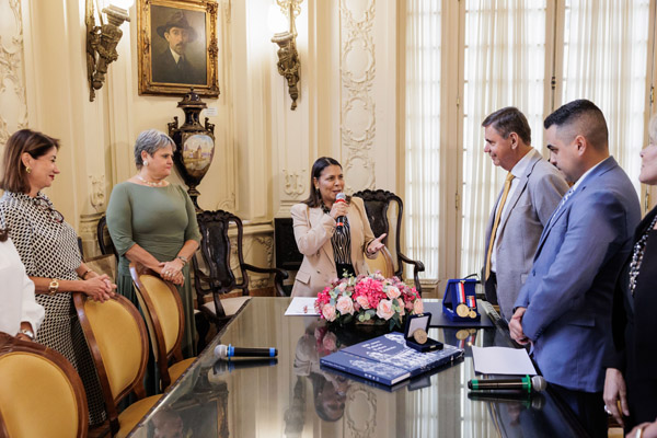 Entrega da Medalha Pedro Ernesto à Sra. Kárin Emmerich - Fotos: Cicero Rodrigues/CMRJ - Ascom Tânia Bastos - Foto 53