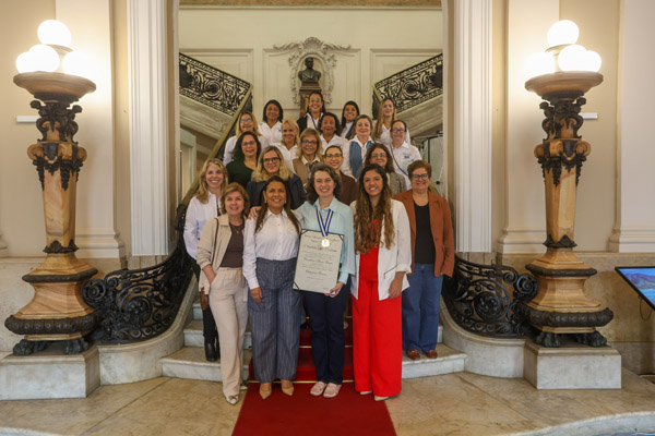 Solenidade para entrega da Medalha Chiquinha Gonzaga à Senhora CHRYSTINA BARROS - Fotos Câmara dos vereadores - Foto 8