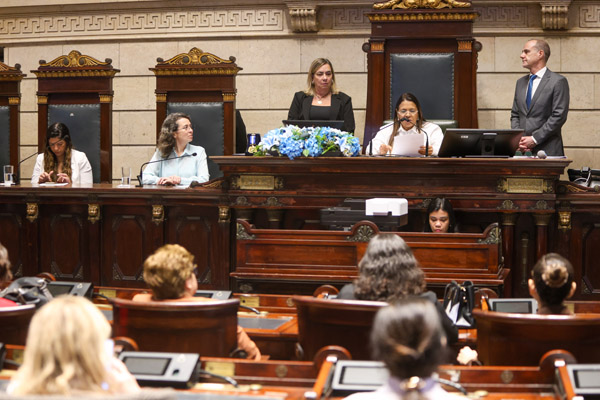 Solenidade para entrega da Medalha Chiquinha Gonzaga à Senhora CHRYSTINA BARROS - Fotos Câmara dos vereadores - Foto 22