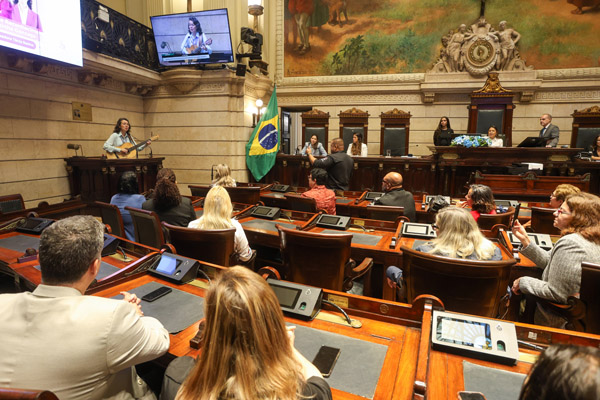 Solenidade para entrega da Medalha Chiquinha Gonzaga à Senhora CHRYSTINA BARROS - Fotos Câmara dos vereadores - Foto 30