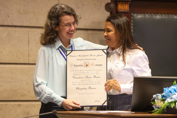 Solenidade para entrega da Medalha Chiquinha Gonzaga à Senhora CHRYSTINA BARROS - Fotos Câmara dos vereadores - Foto 32